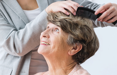 Wir kämmen auch ihr Haar und Pflegen Sie beim Ambulanten Pflegedienst Sonnegarten Ruhstorf an der Rott